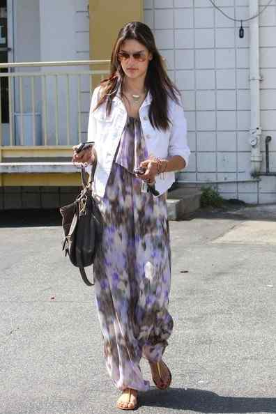 ¿Cómo combinar una cazadora vaquera? - Te mostramos algunos looks 9 En éste caso, se combina la cazadora vaquera con un precioso vestido estampado, consiguiendo un toque hippie.